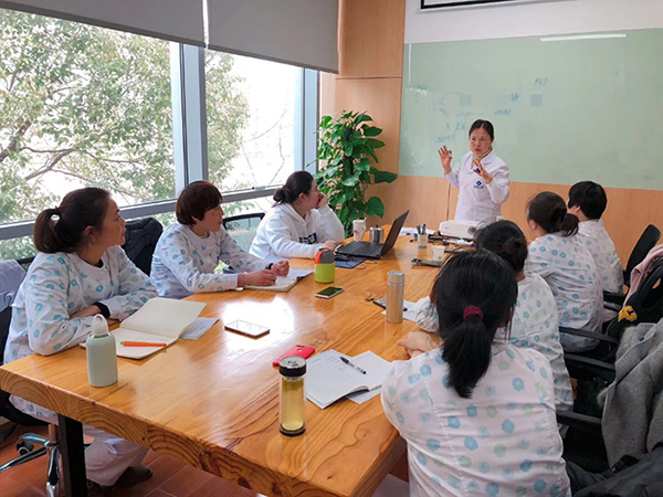 家政月嫂的出路在哪里，上了年纪后未来由谁来保障？