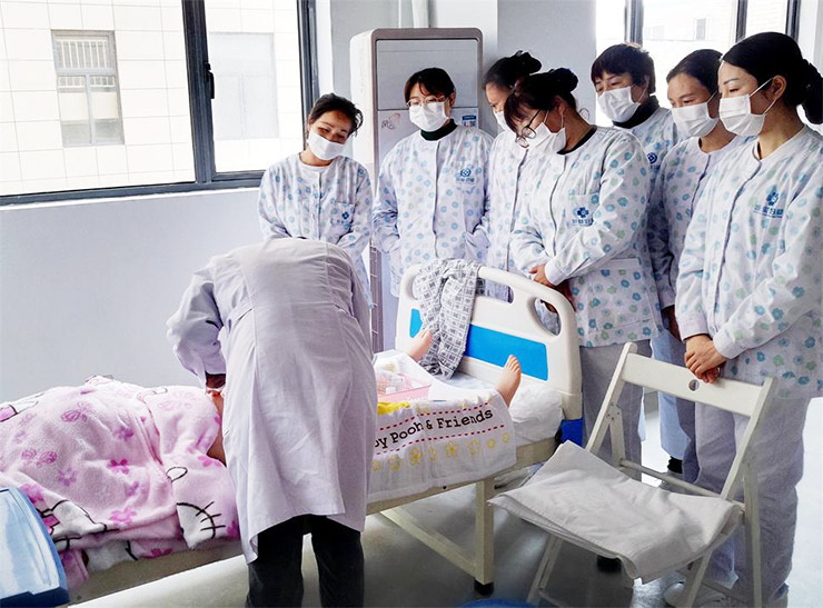 疫情下餐饮女工转行月嫂，绝境中再次看到希望